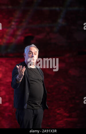 Ferran Adrià spricht auf der Bühne während Estrella Damm Kongress Gastronomie in Lissabon, Portugal. Stockfoto