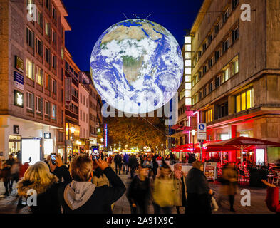 Essen, Ruhrgebiet, Nordrhein-Westfalen, Deutschland - Essen Licht Festival in der Essener Innenstadt, hier die Installation GAIA, die beleuchteten Globus i Stockfoto