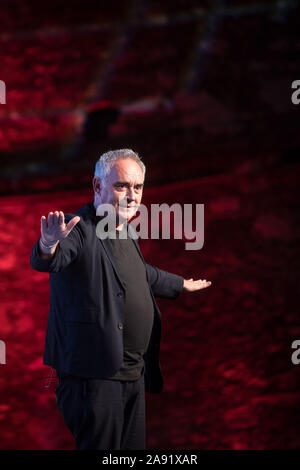 Ferran Adrià spricht auf der Bühne während Estrella Damm Kongress Gastronomie in Lissabon, Portugal. Stockfoto