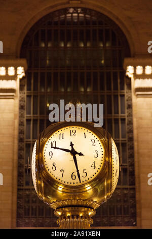 Uhr in der Haupthalle im Grand Central Station oder Terminal, Manhattan, New York City, Vereinigte Staaten von Amerika. Stockfoto