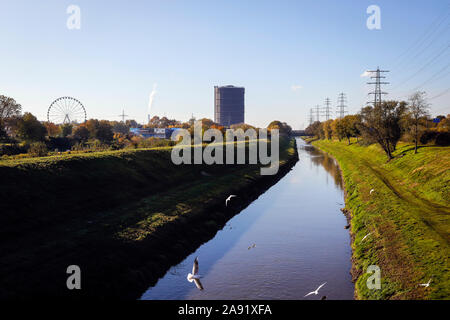 Oberhausen, Ruhrgebiet, Nordrhein-Westfalen, Deutschland - Emscher, in diesem Abschnitt des Flusses, die noch nicht in die Kanalisation gelangen renaturiert worden ist noch in d Stockfoto