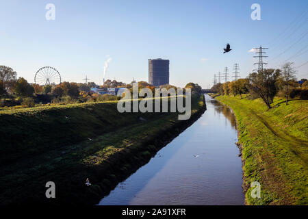 Oberhausen, Ruhrgebiet, Nordrhein-Westfalen, Deutschland - Emscher, in diesem Abschnitt des Flusses, die noch nicht in die Kanalisation gelangen renaturiert worden ist noch in d Stockfoto