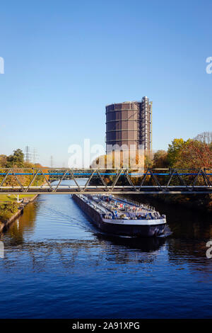 Oberhausen, Ruhrgebiet, Nordrhein-Westfalen, Deutschland - industrielle Landschaft, ein Binnenschiff fährt auf den Rhein-Herne-Kanal, auf dem righ Stockfoto