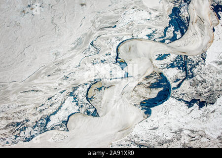 Detail aus einer der enormen Bergeteiche in Fort McMurray in Alberta, Kanada. Die Teiche sind unter der größte Mann, Strukturen in der Welt, die mehr als 175 Quadratkilometern. Sie stellen eine zusätzliche Herausforderung an die Oil Sands Produktion: auch nach Ende der Produktion, kann es bis zu 30 Jahre für den Schlick, die in den Teichen bis zu trocknen. Das kontaminierte Wasser ist giftig für alle Lebewesen. Die Athabasca Oil Sands Kaution gehört zu den größten in der Welt. Die Bitumen, auch allgemein namens tar (tar sands), enthält viele Kohlenwasserstoffe, sondern ist notorisch schwer zu extrahieren. Für jeden Stockfoto