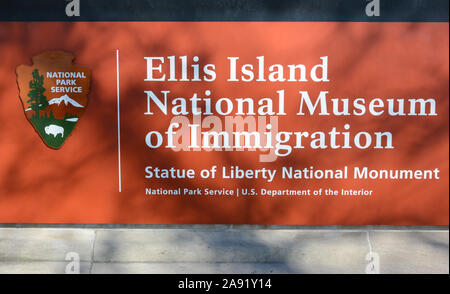 NEW YORK, NY - 04. Nov. 2019: Nahaufnahme von dem Schild am Ellis Island Immigration Museum, Statue of Liberty National Monument. Stockfoto