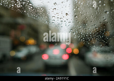 Regentropfen am Fenster Stockfoto