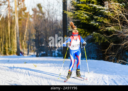 Frau, Skifahren Stockfoto