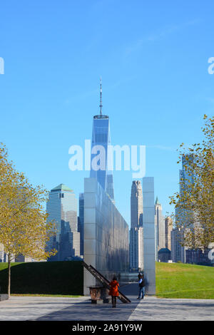 JERSEY CITY, New Jersey - 04 Sep 2019: leerer Himmel 9/11 Denkmal an der Liberty State Park, ehrt die 749 Leute, die in der gelebten oder hatten Beziehungen zu New Jersey. Stockfoto