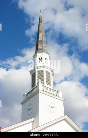 WESTFIELD, NEW JERSEY - 02 Sep 2019: Detailansicht der Uhrturm und Glockenturm auf der ersten Gemeindekirche. Stockfoto