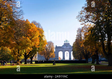 Brüssel, Belgien, 10. November 2019: sonnige Herbst morgen im Cinquantenaire-park mit dem Triumphbogen im Blick und Menschen Flanieren auf der Gassen. Stockfoto