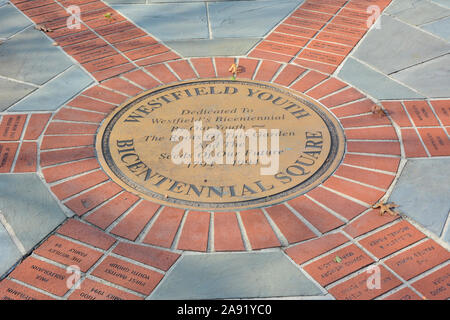 WESTFIELD, NEW JERSEY - 02 Sep 2019: Detailansicht der Plakette und Hingabe an der Westfield Jugend Bicentennial Square. Stockfoto