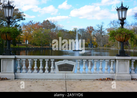 WESTFIELD, NEW JERSEY - 02 Sep 2019: Teich und Brunnen bei Mindowaskin Park. Stockfoto