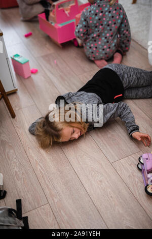 Mädchen spielen auf dem Boden Stockfoto