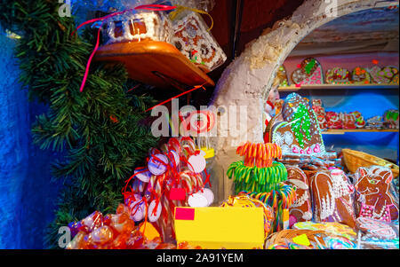 Zuckerstangen und Lebkuchenherzen und Häuser auf einem traditionellen Weihnachtsmarkt angezeigt Stockfoto