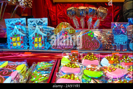 Lebkuchen Häuser und Herzen auf europäischer Weihnachtsmarkt Abschaltdruck Stockfoto