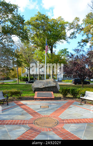 WESTFIELD, NEW JERSEY - 02 Sep 2019: Die Westfield Jugend Bicentennial Platz mit Flagge und Denkmal. . Stockfoto