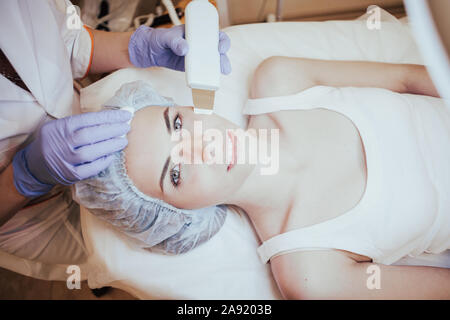 Kosmetologie Arzt macht das Verfahren eine frau gesicht Reinigung Stockfoto