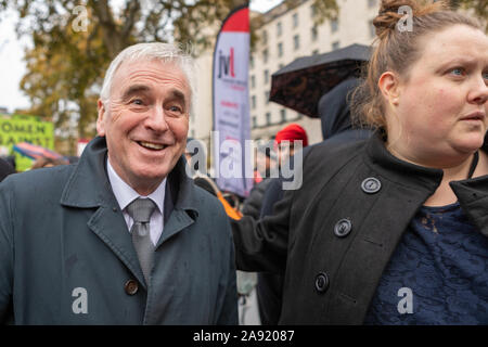 London, Großbritannien. November 2019. McDonalds Mitarbeiter und Unterstützer kommen in Whitehall, London, als Teil der „McStrike“-Bewegung zusammen, die einen Mindestlohn von 15 £ pro Stunde, garantierte Arbeitszeiten und gewerkschaftliche Anerkennung fordert. Der Protest, der von der Bakers, Food and Allied Workers Union (BFAWU) unterstützt wurde, enthielt Reden von Labour-Politikern wie dem Schattenkanzler John McDonnell. Penelope Barritt/Alamy Live News Stockfoto