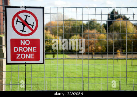 "Kein Drone Zone' Zeichen auf einem Metallzaun in Crystal Palace Pak in South East London, Herbst Blick auf den Park im Hintergrund Stockfoto