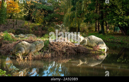 Dinasour und ausgestorbenen Tier Skulpturen in Crystal Palace Park in London. Diese sind die ersten dinasour Skulpturen der Welt - ungenau durch moderne s Stockfoto