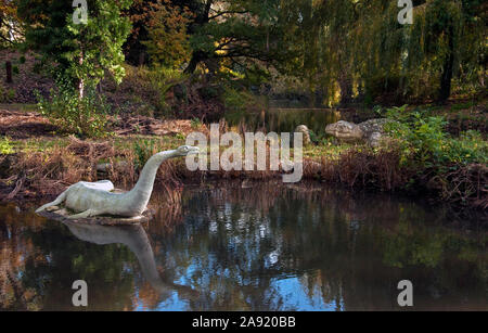 Dinasour und ausgestorbenen Tier Skulpturen in Crystal Palace Park in London. Diese sind die ersten dinasour Skulpturen der Welt - ungenau durch moderne s Stockfoto