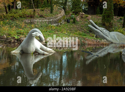 Dinasour und ausgestorbenen Tier Skulpturen in Crystal Palace Park in London. Diese sind die ersten dinasour Skulpturen der Welt - ungenau durch moderne s Stockfoto