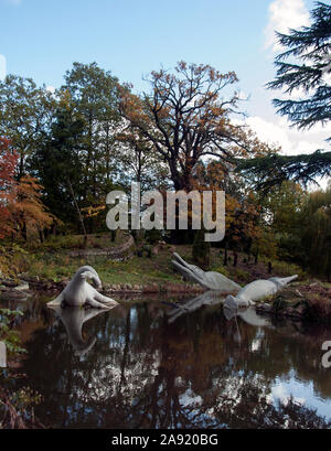 Dinasour und ausgestorbenen Tier Skulpturen in Crystal Palace Park in London. Diese sind die ersten dinasour Skulpturen der Welt - ungenau durch moderne s Stockfoto