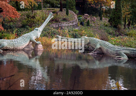 Dinasour und ausgestorbenen Tier Skulpturen in Crystal Palace Park in London. Diese sind die ersten dinasour Skulpturen der Welt - ungenau durch moderne s Stockfoto