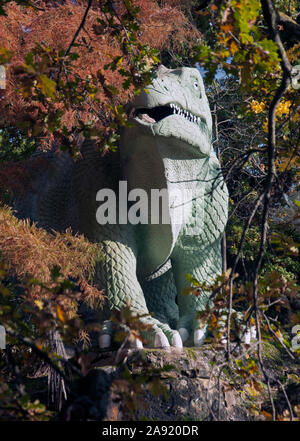 Dinasour und ausgestorbenen Tier Skulpturen in Crystal Palace Park in London. Diese sind die ersten dinasour Skulpturen der Welt - ungenau durch moderne Stockfoto