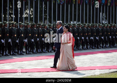 Kathmandu, Nepal. 12 Nov, 2019. Präsident von Bangladesh M Abdul Hamid und Nepali Präsident Bidhya Devi Bhandari review ehrenwache am internationalen Flughafen Tribhuvan in Kathmandu, der Hauptstadt von Nepal, Nov. 12, 2019. Präsident von Bangladesh M Abdul Hamid kam in Kathmandu am Dienstag zu einem Viertägigen offiziellen Goodwill besuchen. Credit: Str/Xinhua/Alamy leben Nachrichten Stockfoto