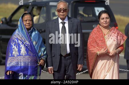 Kathmandu, Nepal. 12 Nov, 2019. Präsident von Bangladesh M Abdul Hamid (C) steht zusammen mit Nepali Präsident Bidhya Devi Bhandari (R) an der Tribhuvan International Airport in Kathmandu, der Hauptstadt von Nepal, Nov. 12, 2019. Präsident von Bangladesh M Abdul Hamid kam in Kathmandu am Dienstag zu einem Viertägigen offiziellen Goodwill besuchen. Credit: Str/Xinhua/Alamy leben Nachrichten Stockfoto