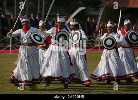 Kathmandu, Nepal. 12 Nov, 2019. Nepali Tänzer mit traditionellen Trachten durchführen, begrüßte Präsident von Bangladesh M Abdul Hamid am internationalen Flughafen Tribhuvan in Kathmandu, der Hauptstadt von Nepal, Nov. 12, 2019. Präsident von Bangladesh M Abdul Hamid kam in Kathmandu am Dienstag zu einem Viertägigen offiziellen Goodwill besuchen. Credit: Str/Xinhua/Alamy leben Nachrichten Stockfoto