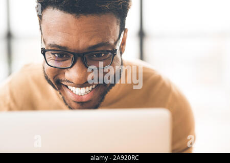 Afrikanischen Geschäftsmann, Videoanruf zu Familie während der Kaffeepause Stockfoto