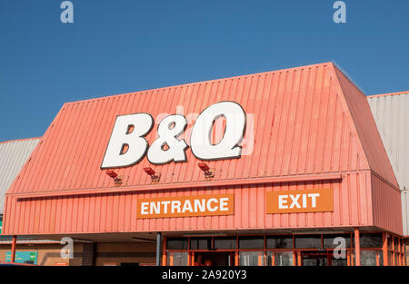 Worthing, West Sussex, UK, 12. November 2019, B&Q DIY und Home Improvement Store in der Lyons Retail Park Worthing befindet. Stockfoto