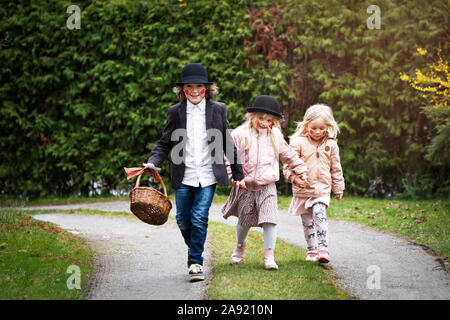 Mädchen verkleidet als Ostern Hexen Stockfoto