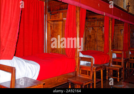 Hotel Dieu, Halle der Armen, Salle des Povres, Einzelbetten, rot Privatsphäre Vorhänge, Sessel, kleine Tische, ehemaligen Krankenhaus für Arme, 1443, Burgund, Beaun Stockfoto