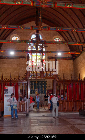 Hotel Dieu, katholische Kapelle, Teil der Salle des Povres, Halle der Armen, Glasfenster, Altar, bunte Balken, Menschen, ehemaligen Krankenhaus für poo Stockfoto