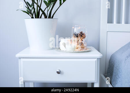 Weihnachten Dekor auf dem Nachttisch neben dem Bett im Schlafzimmer. Gemütliche Einrichtung details, weich und warm Home Decor. Stockfoto