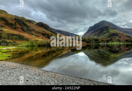 Herbst Reflexionen an buttermere See im englischen Lake District Stockfoto