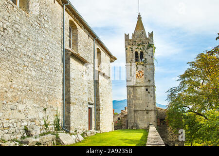 Schöne Altstadt von Brummen auf dem Hügel in Istrien, Kroatien, Kloster und Glockenturm des Heiligen Hieronymus Kirche Stockfoto