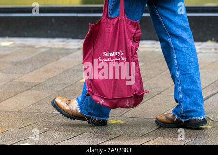 Sainsburys Supermarket 100 % recycelter Kunststoff wiederverwendbare Supermarkt-Stoffbeutel fürs Leben, Fishergate, Preston, Großbritannien Stockfoto