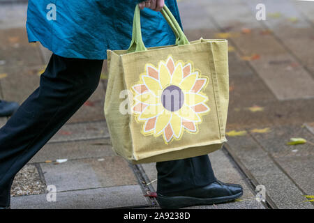 Sonnenblume Muster 100% recyceltem Kunststoff wiederverwendbar Supermarkt Beutel für Leben, Fishergate, Preston, Großbritannien Stockfoto