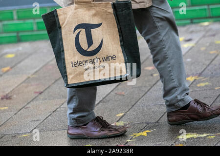 Fernschreiber Wein 100% recyceltem wiederverwendbare Jutesäcken für Leben, Fishergate, Preston, Großbritannien Stockfoto