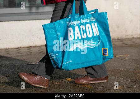 ALDI 100% recycelter Kunststoff wiederverwendbare Lebensmittel Supermarkt Träger, Bringing Home The Bacon, blau Lebensmittelbeutel für das Leben, Fishergate, Preston, Großbritannien Stockfoto