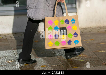 M&S 100% recyceltem Kunststoff wiederverwendbar Jute Supermarkt Beutel für Leben, Fishergate, Preston, Großbritannien Stockfoto