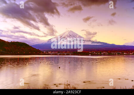 Blick auf den Fuji vom See Kawaguchi in der Morgendämmerung in Japan. Stockfoto