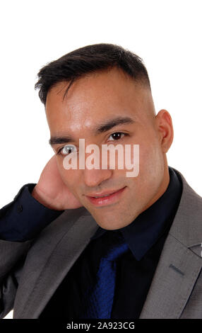 Eine Nahaufnahme Bild der Ost-Indischen ein hübscher junger Mann in einem grauen Anzug, schwarzes Hemd und Krawatte, Blau auf weißem Hintergrund Stockfoto