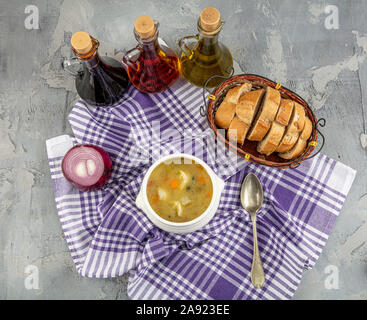 Minestrone, italienische Gemüsesuppe mit serviert türkische Ravioli auf grauem Hintergrund. Stockfoto
