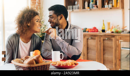 Afrikanisch-amerikanisches Paar genießen leckere Cookies in der Küche Stockfoto