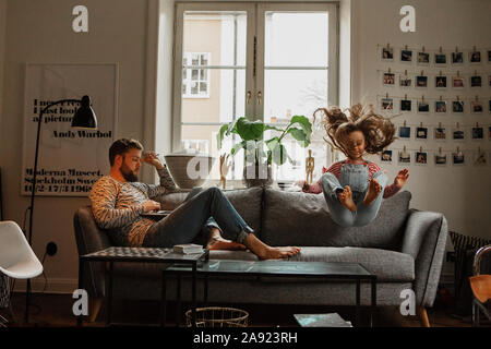 Vater und Tochter auf sofa Stockfoto